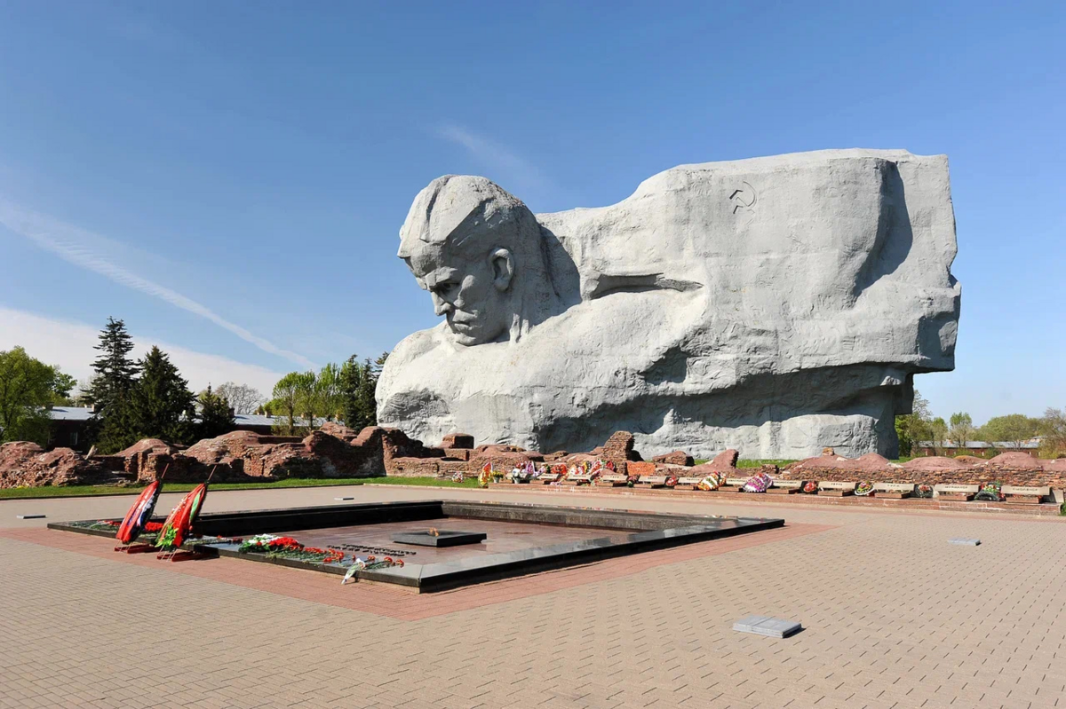 Монумент Мужество в Брестской крепости