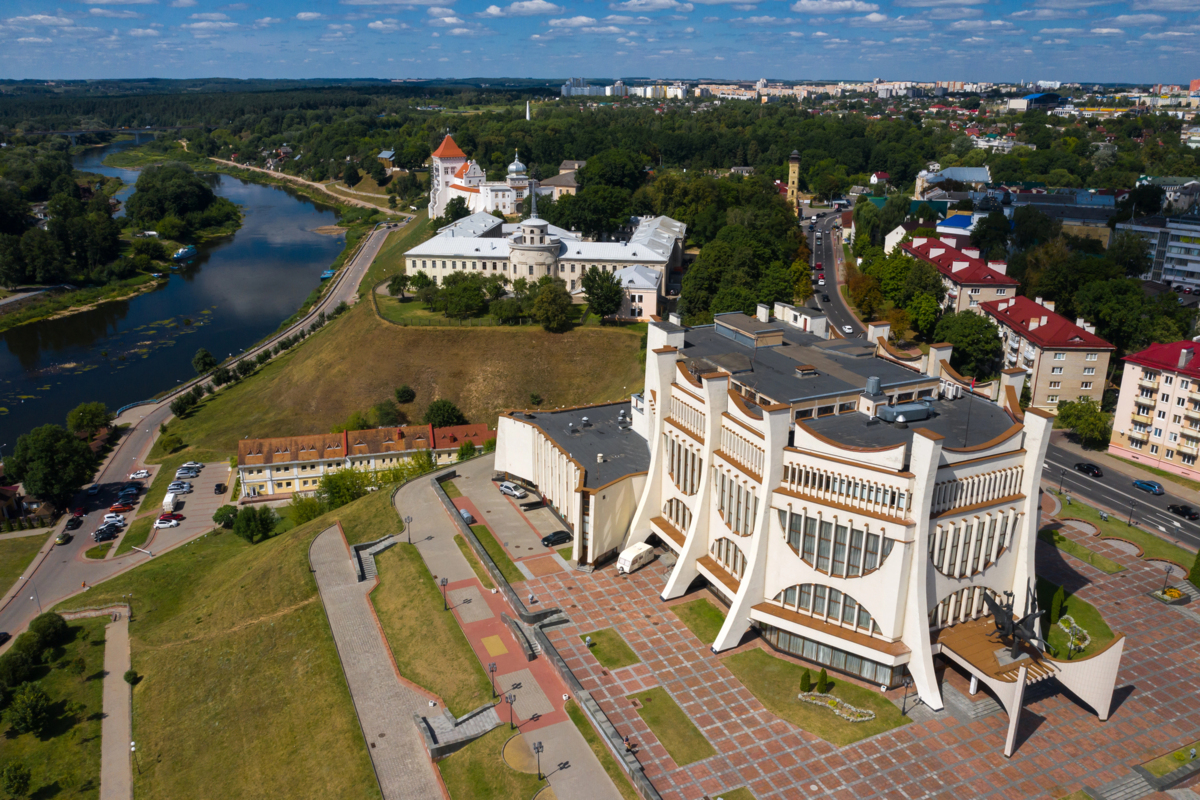 Старый замок в Гродно на высоком берегу Немана.