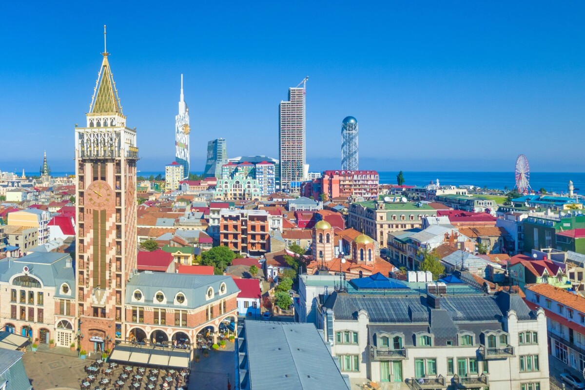Старый и современный Батуми на берегу Чёрного моря, Грузия