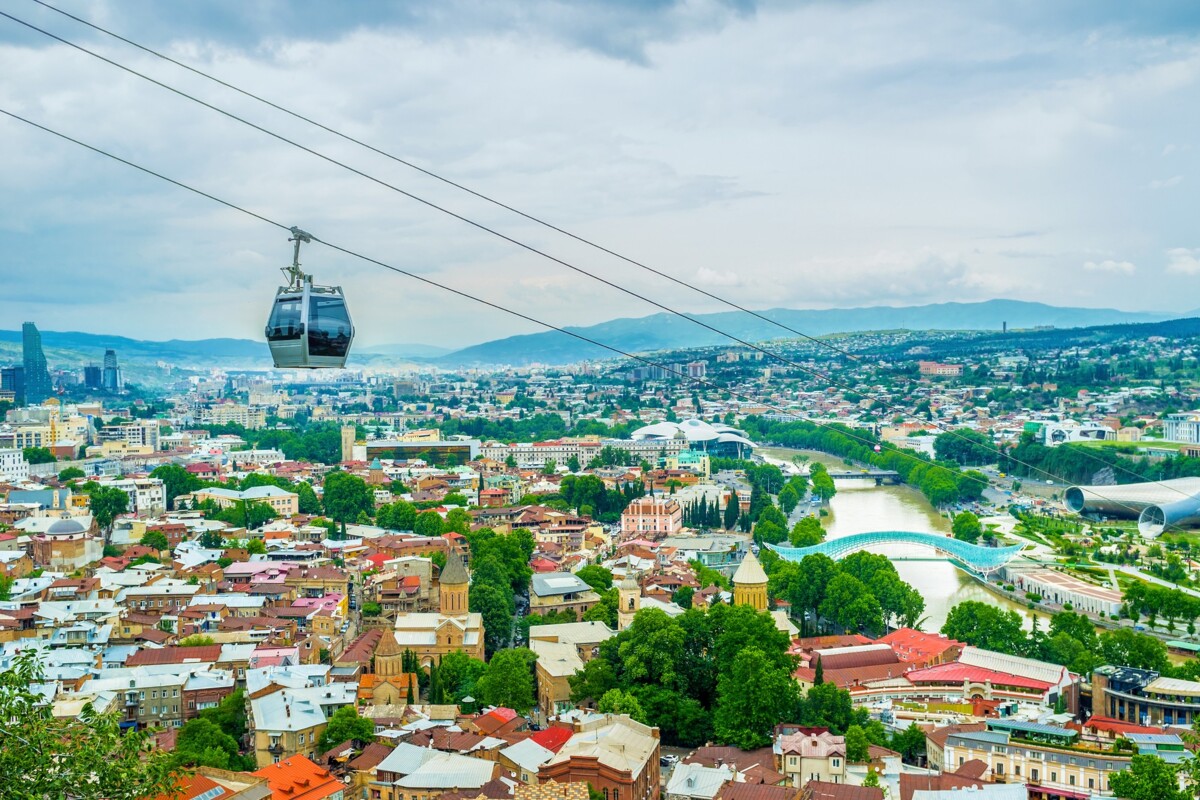Панорама Тбилиси с канатной дорогой и мостом Мира, Грузия