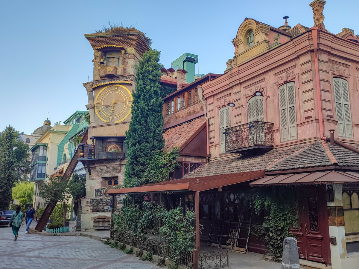 Театр марионеток и башня Габриадзе в Тбилиси