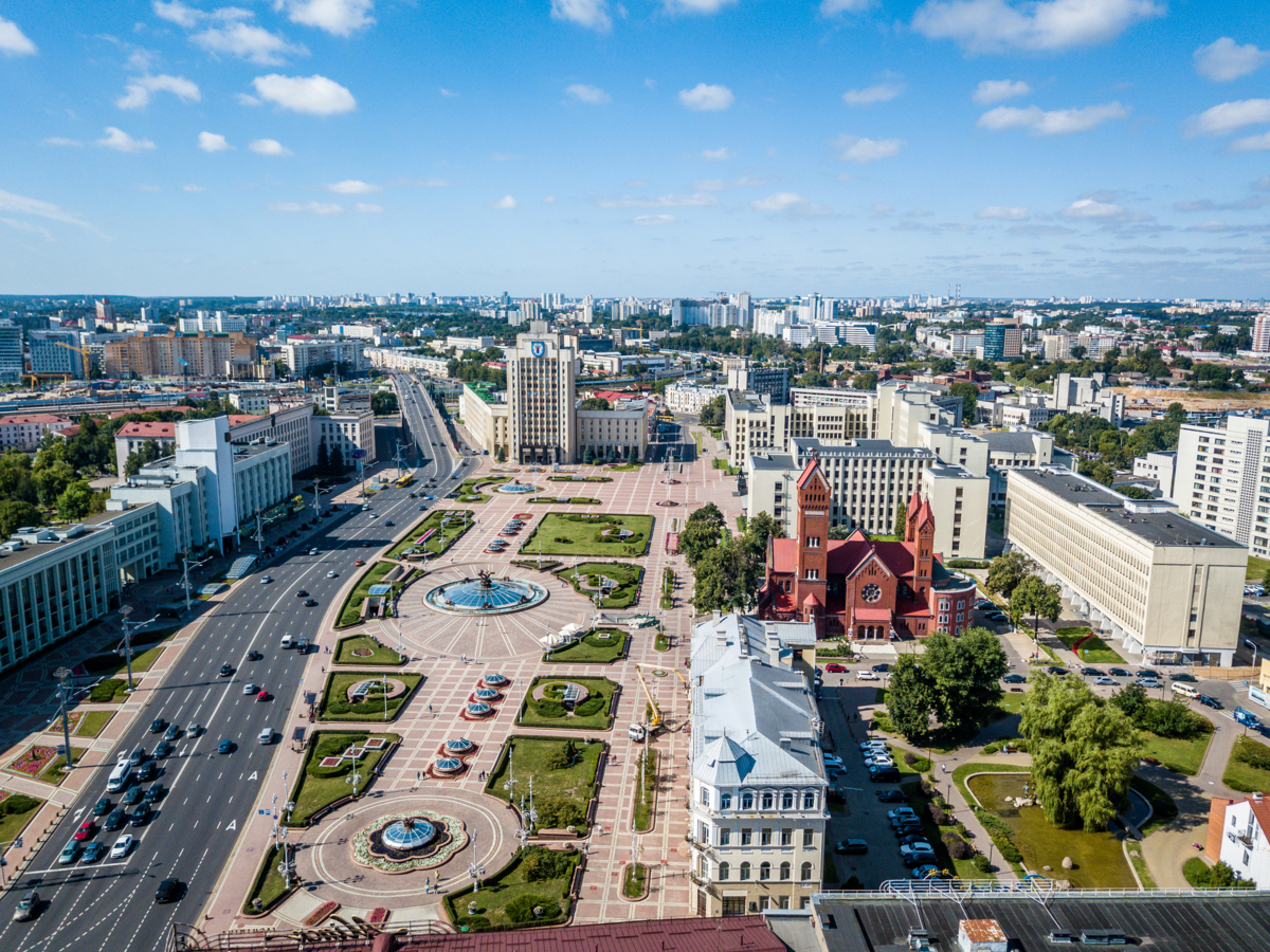 Площадь Независимости в Минске с Красным костелом и зданиями сталинского периода