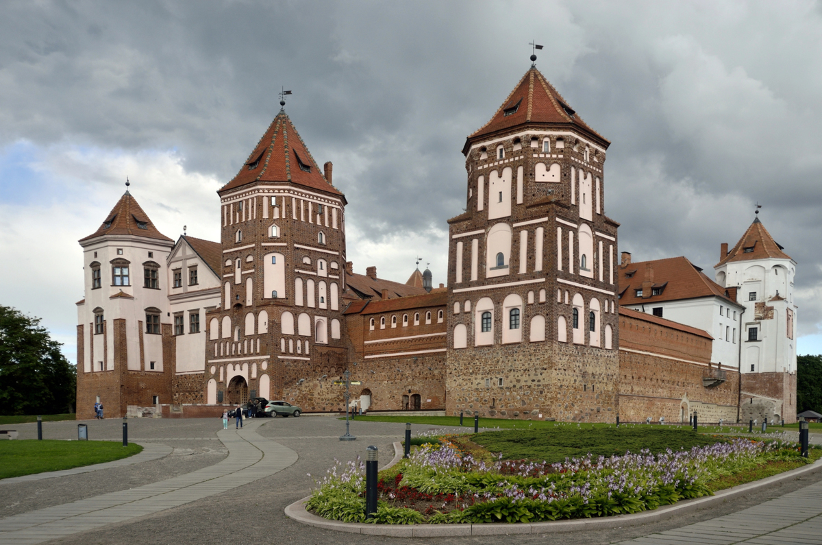 Мирский замок с башнями