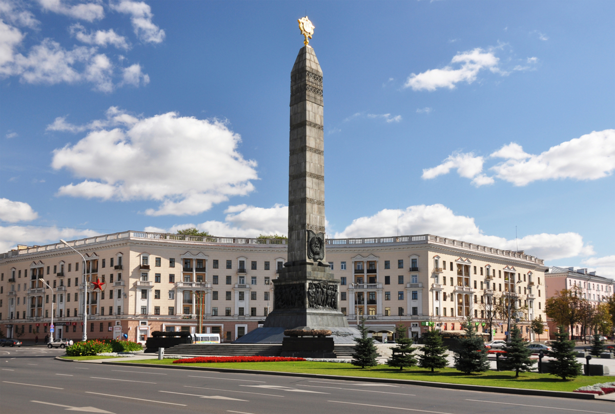 Монумент Победы высотой 38 метров на Площади Победы