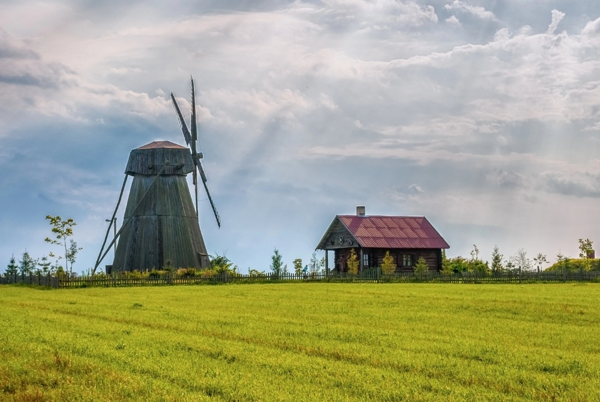 Деревянная ветряная мельница в селе Дудутки
