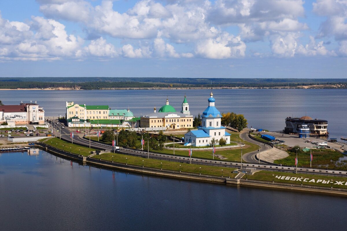 Чебоксарский залив и Старый город с Успенской церковью
