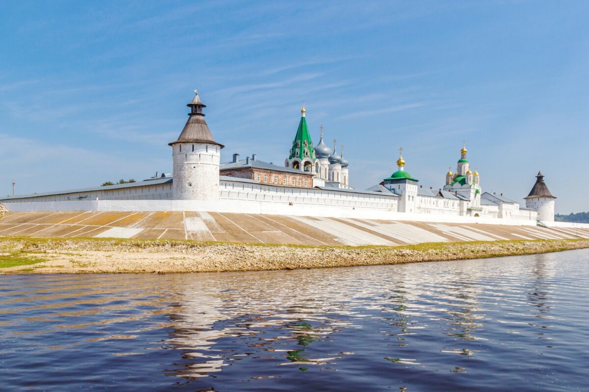 Макарьевский Желтоводский монастырь на берегу Волги