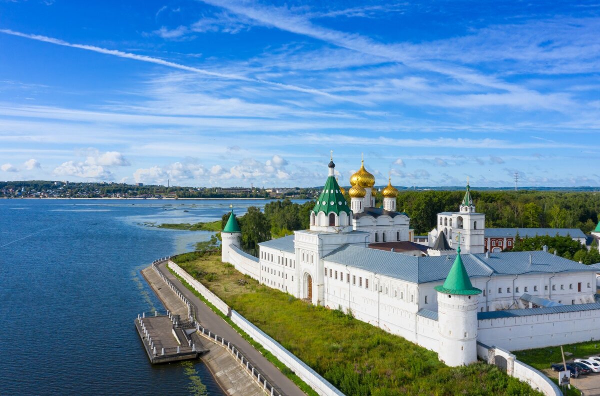 Ипатьевский монастырь в Костроме на берегу реки