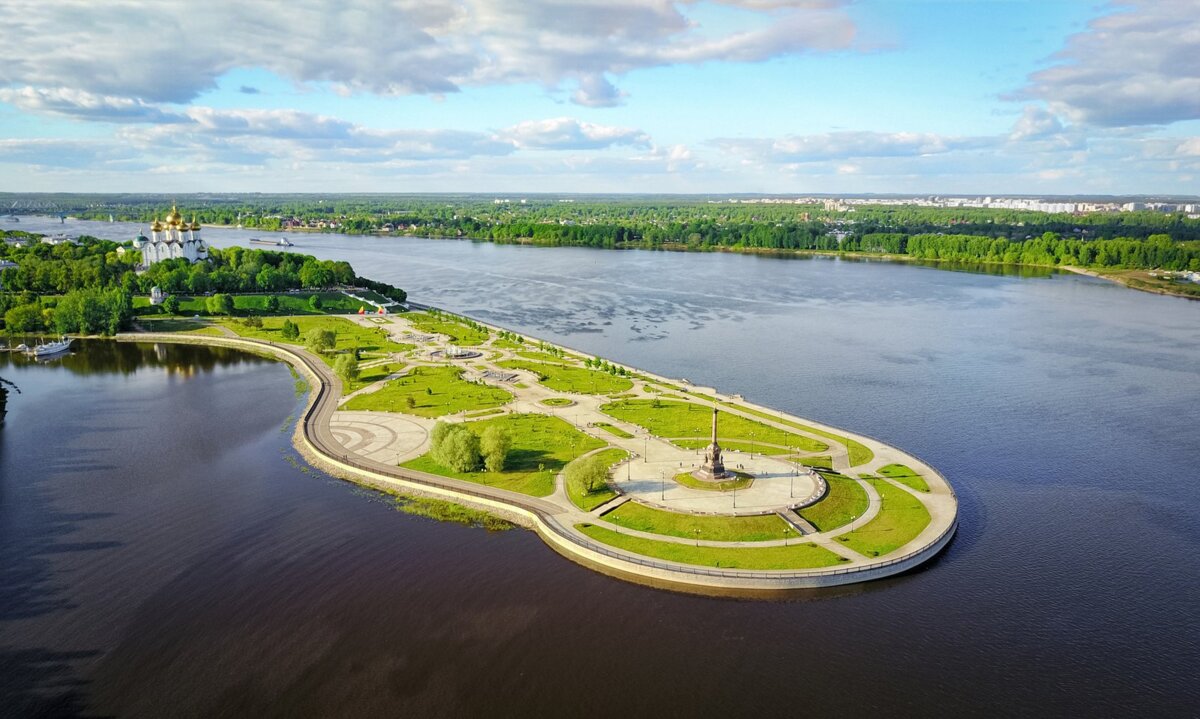 Стрелка в Ярославле &mdash; парк на слиянии Волги и Которосли