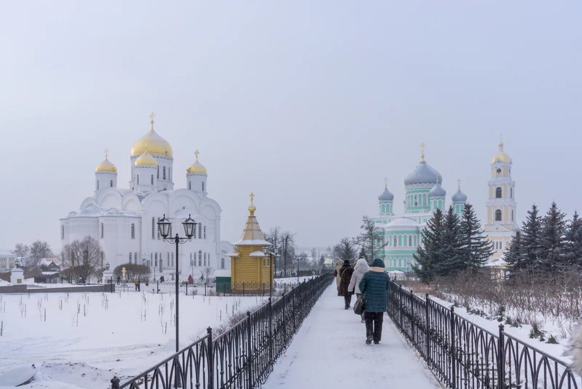 Святая канавка и соборы Дивеевского монастыря зимой