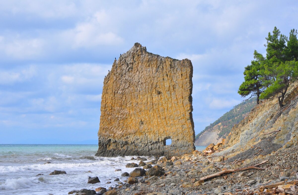 Скала Парус в море у Прасковеевки