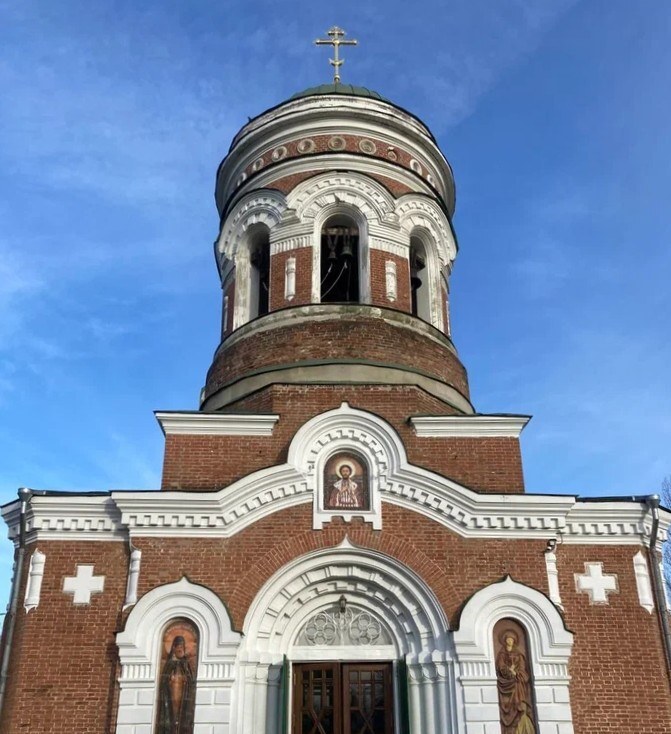 Краснокирпичный храм с колокольней в Новочеркасске