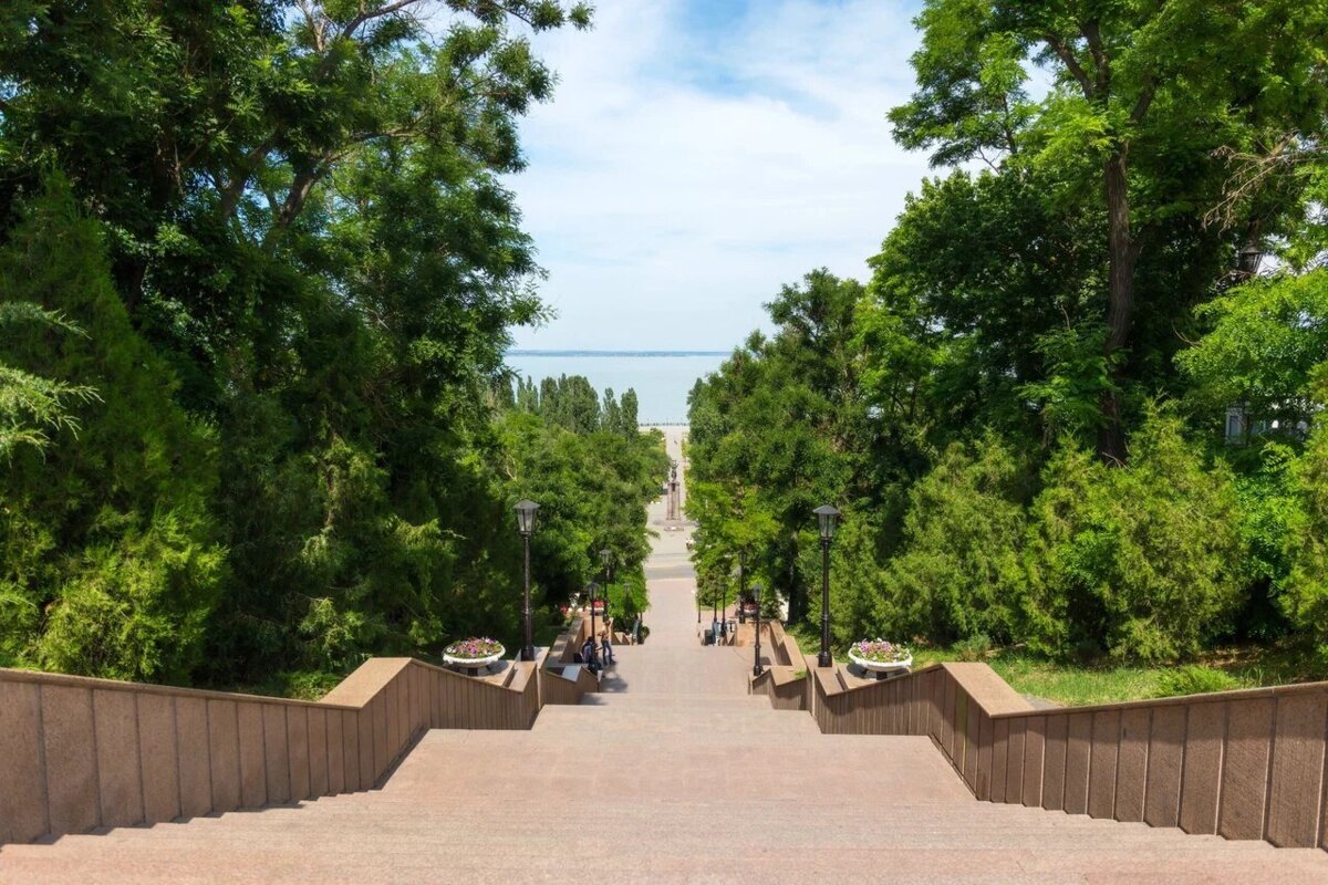 Каменная лестница в Таганроге ведёт к морю