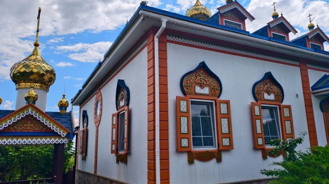 Нарядный дом с резными наличниками в хуторе Старозолотовском