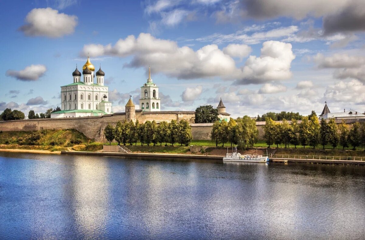 Псковский кремль и Троицкий собор на реке Великой