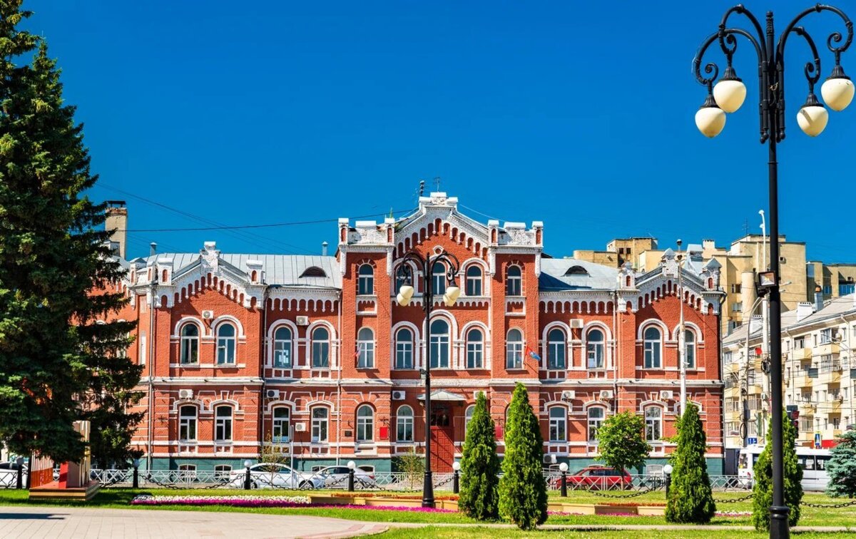 Историческое здание из красного кирпича в центре Тамбова