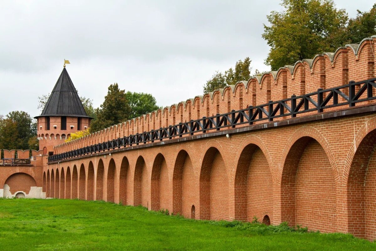 Стена и башня Тульского кремля