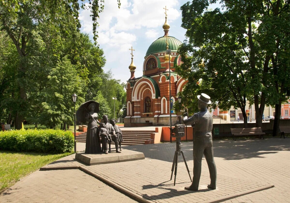 Храм и скульптуры в Нижнем парке Липецка