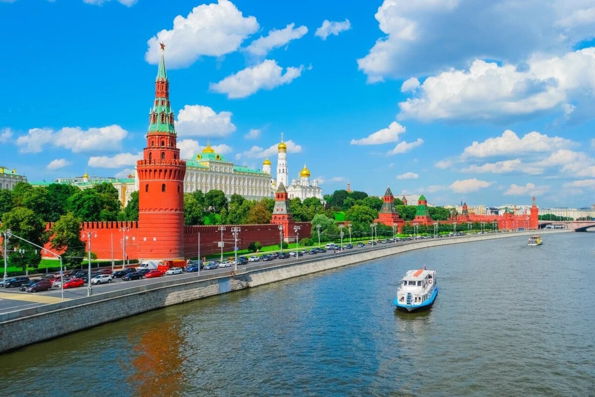 Московский Кремль с набережной Москвы-реки