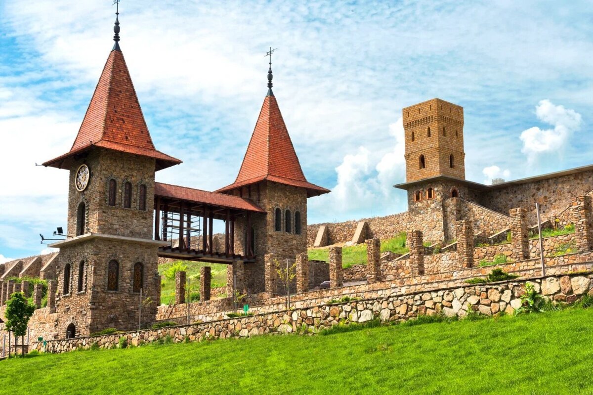 Башни из камня в ландшафтном парке Лога в Старой Станице