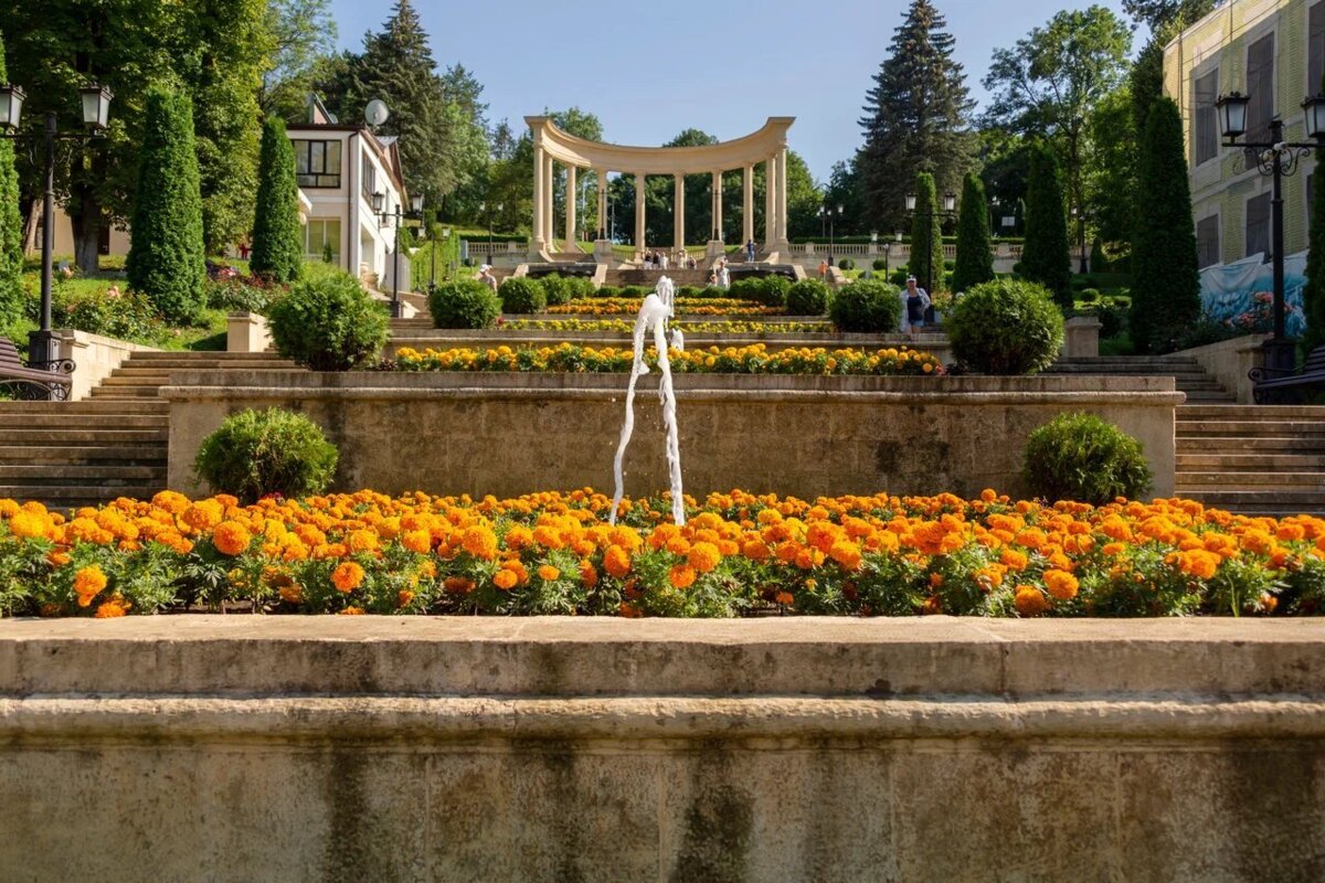 Каскадная лестница в курортном парке Кисловодска