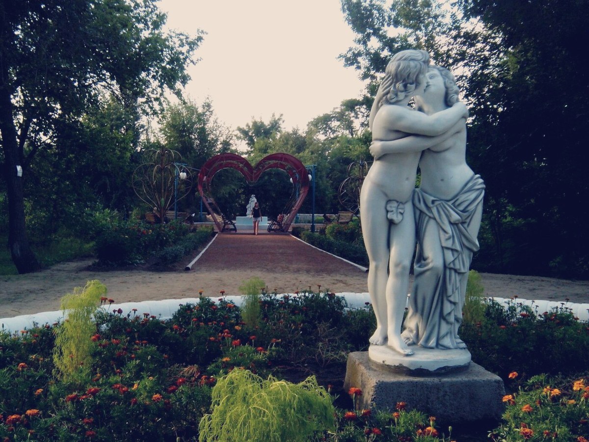 Скульптура целующейся пары и арка-сердце в парке Пятиморска